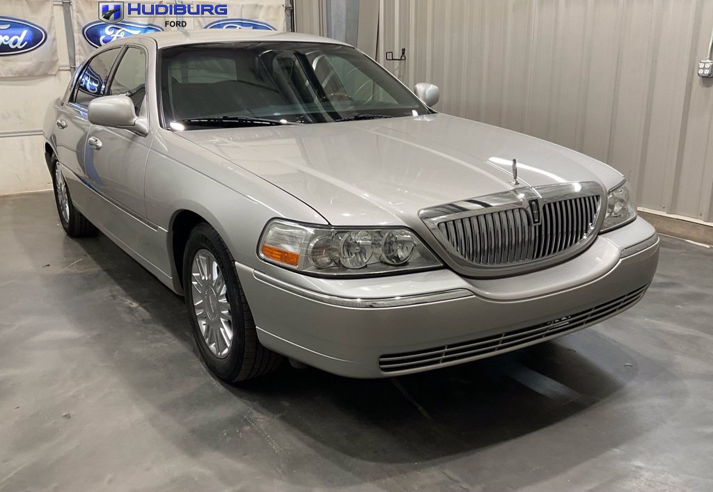 Used 2008 Lincoln Town Car Signature Limited RWD image 1