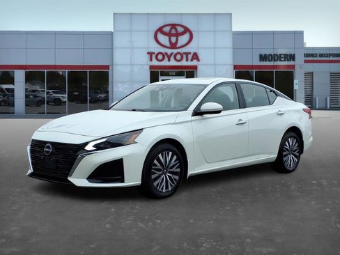 Used 2023 Nissan Altima 2.5 SV w/ SV Premium Package image 1