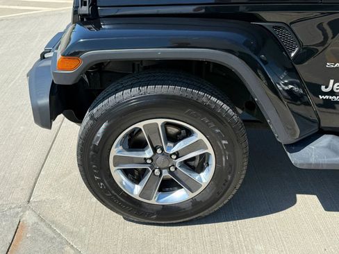 Used 2018 Jeep Wrangler Unlimited Sahara w/ LED Lighting Group AWD/4WD image 42