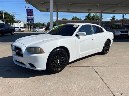 Used 2011 Dodge Charger SE RWD image 3
