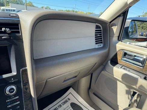 Used 2015 Lincoln Navigator 2WD image 18