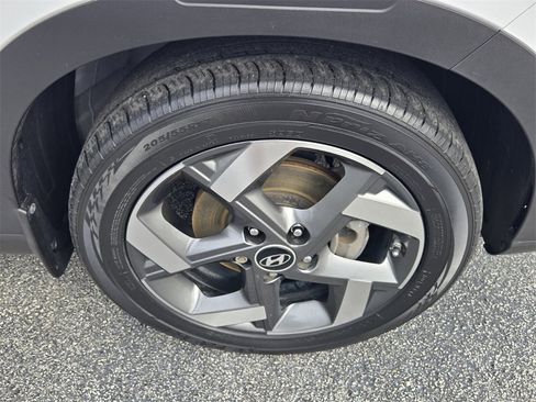 Certified 2022 Hyundai Venue SEL image 17