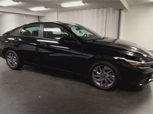 Used 2024 Hyundai Elantra SEL image 2
