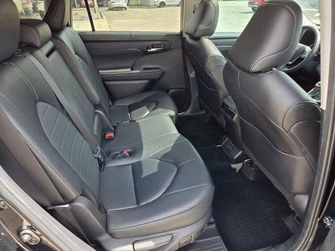 Used 2024 Toyota Highlander XLE FWD image 15
