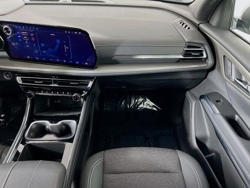 Used 2025 Chevrolet Traverse LT image 23