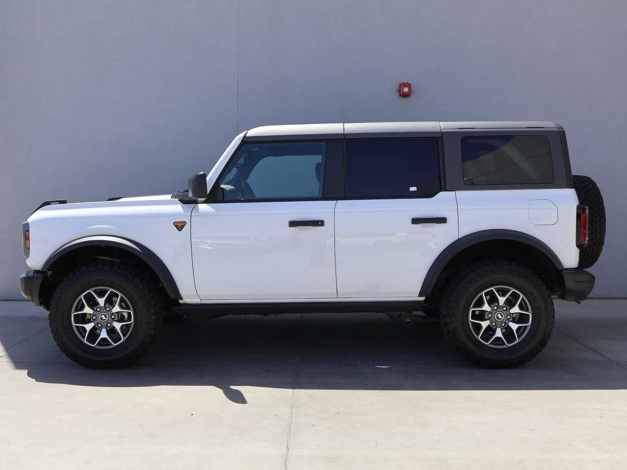 Used 2025 Ford Bronco Badlands AWD/4WD image 2
