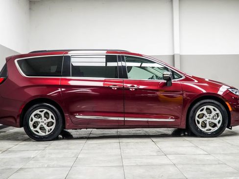 Used 2023 Chrysler Pacifica Limited FWD image 6