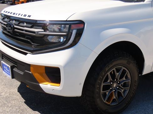 Used 2025 Ford Expedition Tremor image 3