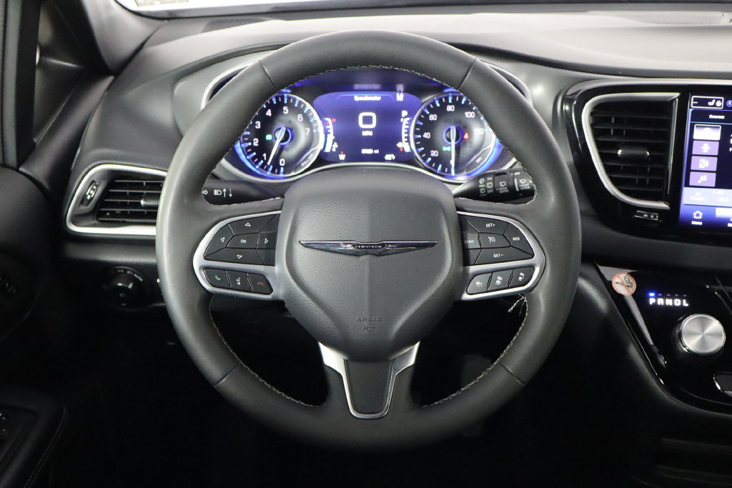 Used 2025 Chrysler Pacifica Select FWD image 7