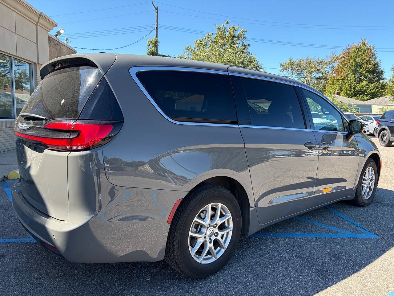 Used 2025 Chrysler Pacifica Select FWD image 5