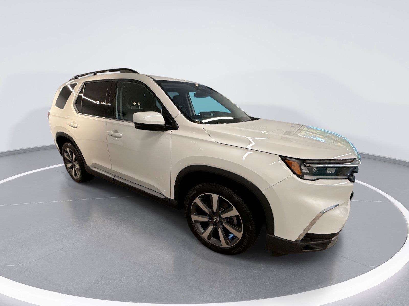 Used 2025 Honda Pilot Touring image 1