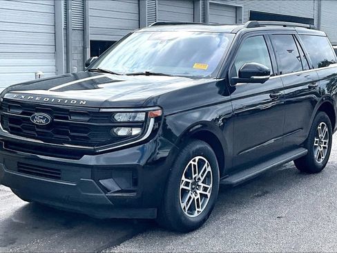 Used 2025 Ford Expedition Active RWD image 2