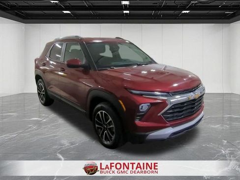 Used 2025 Chevrolet TrailBlazer LT image 2