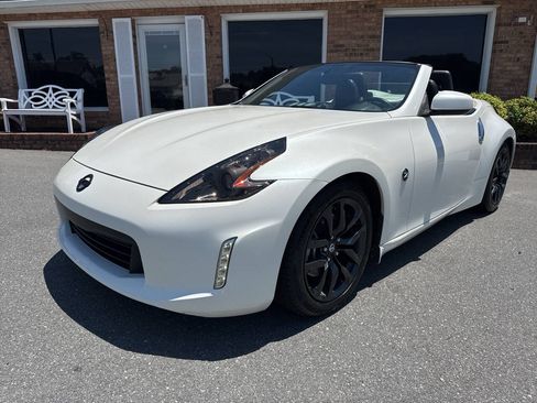 Used 2015 Nissan 370Z Touring RWD image 3