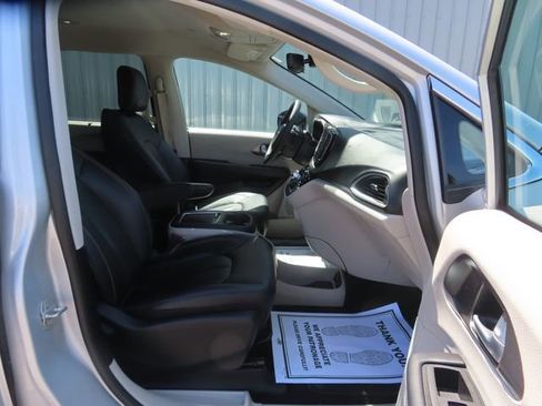 Used 2024 Chrysler Pacifica Touring-L FWD image 24