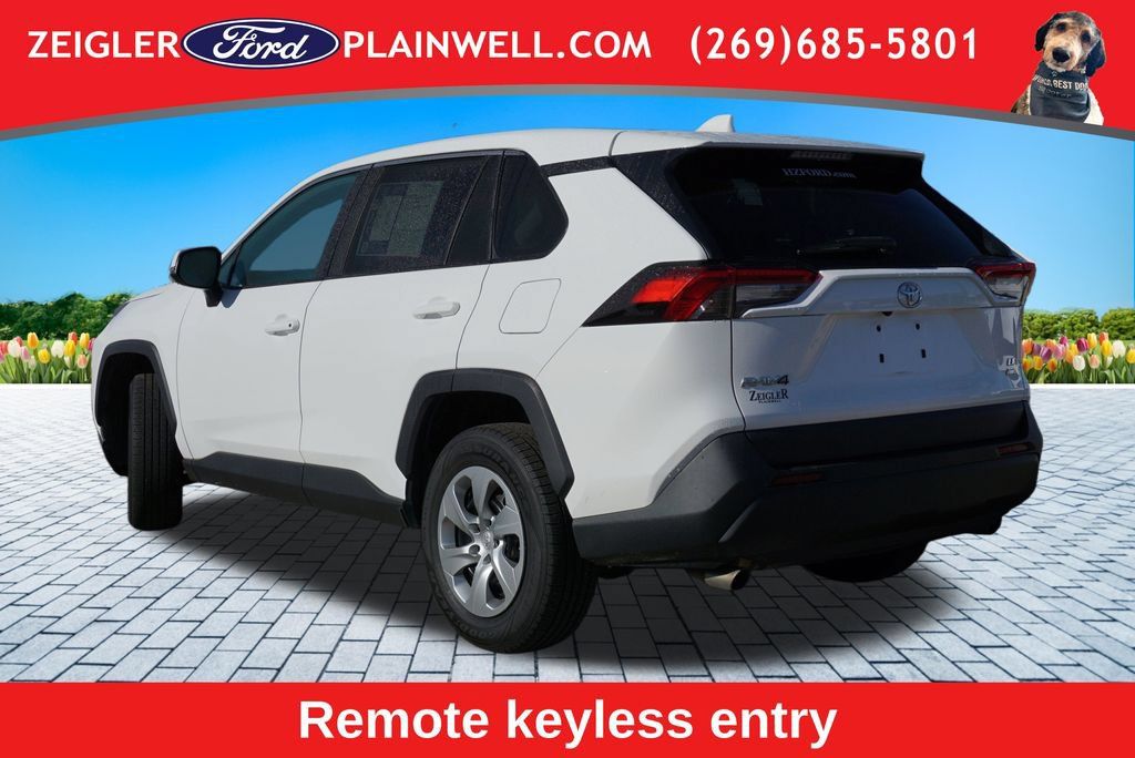 Used 2022 Toyota RAV4 LE AWD/4WD image 3