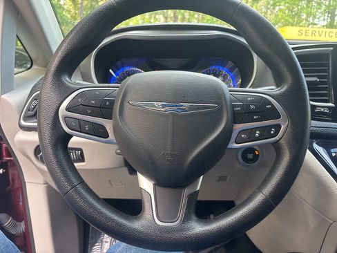 Used 2021 Chrysler Pacifica Touring FWD image 11