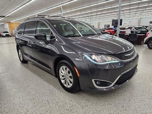 Used 2017 Chrysler Pacifica Touring-L FWD image 3