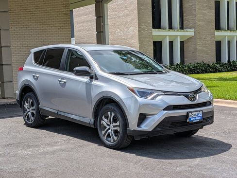 Used 2018 Toyota RAV4 LE image 3
