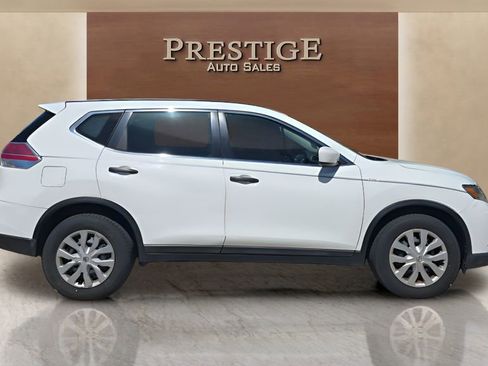 Used 2016 Nissan Rogue S image 2