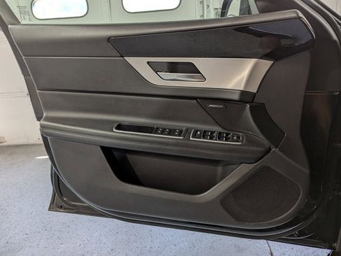 Used 2019 Jaguar XF Prestige image 17