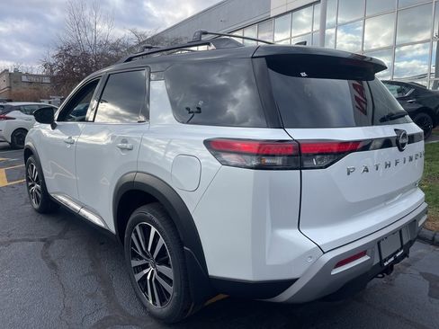 New 2025 Nissan Pathfinder Platinum image 3