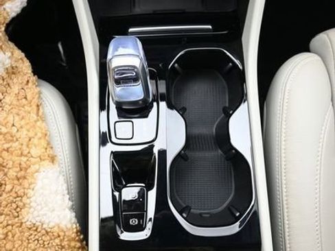 Used 2023 Volvo XC40 B5 Ultimate w/ Climate Package image 10