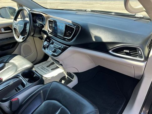 Used 2017 Chrysler Pacifica Touring-L image 7