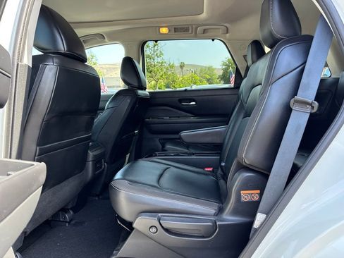 Used 2024 Nissan Pathfinder SL w/ SL Premium Package FWD image 18