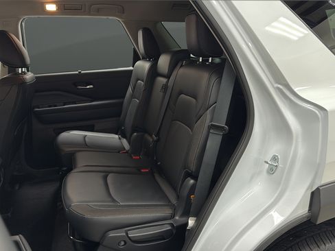 Used 2025 Nissan Pathfinder SL AWD/4WD image 22