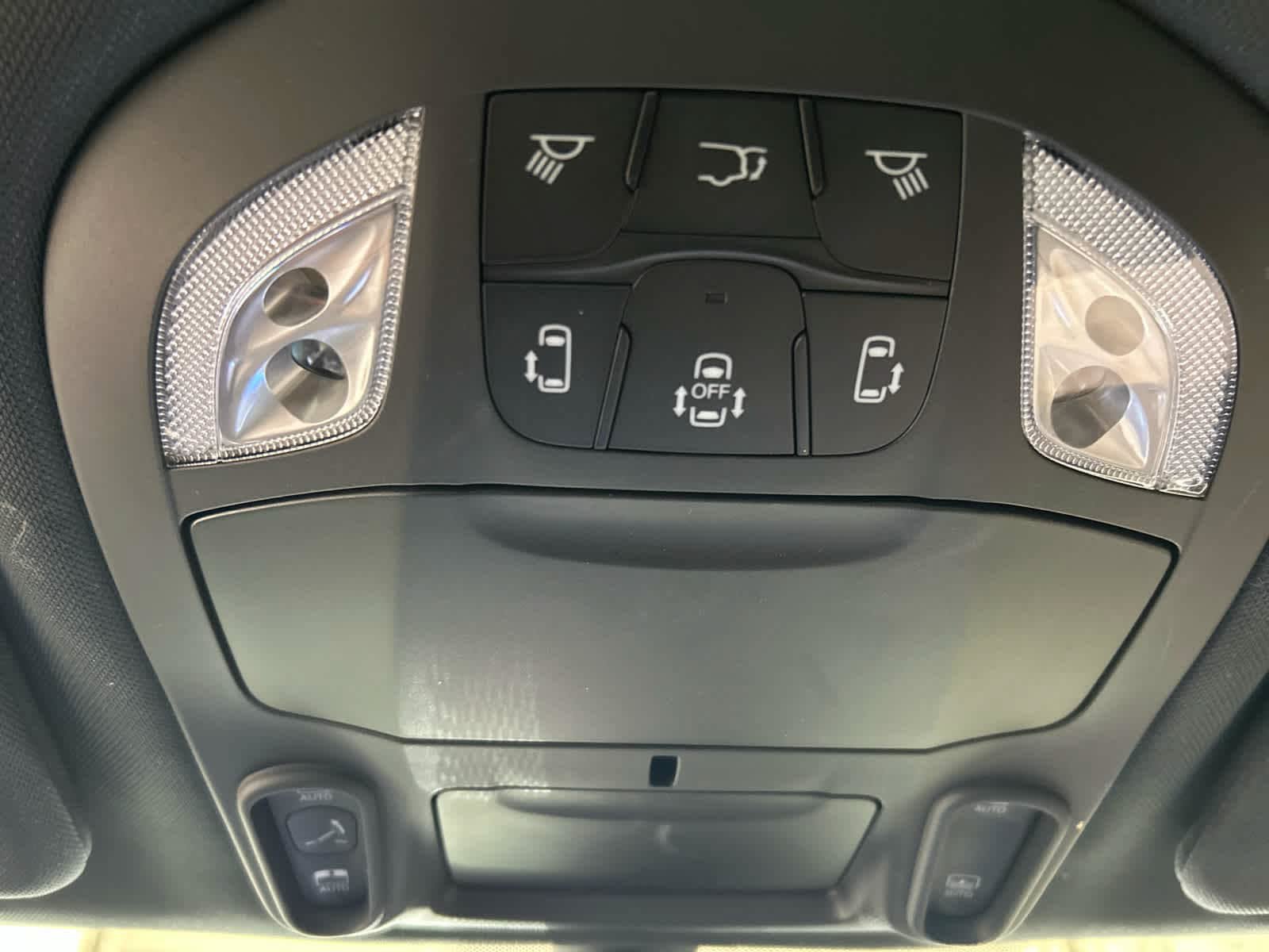 Used 2025 Chrysler Pacifica Limited FWD image 6