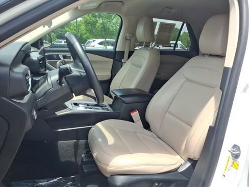 Used 2024 Ford Explorer XLT w/ Equipment Group 202A RWD image 19