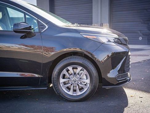 Used 2024 Toyota Sienna LE image 5
