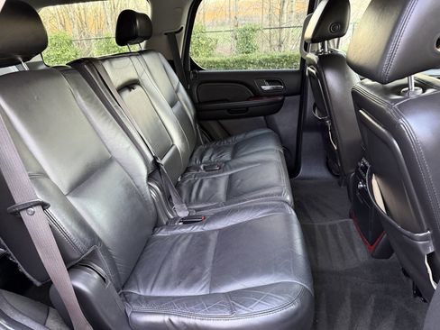 Used 2007 Cadillac Escalade AWD w/ Information Package image 28