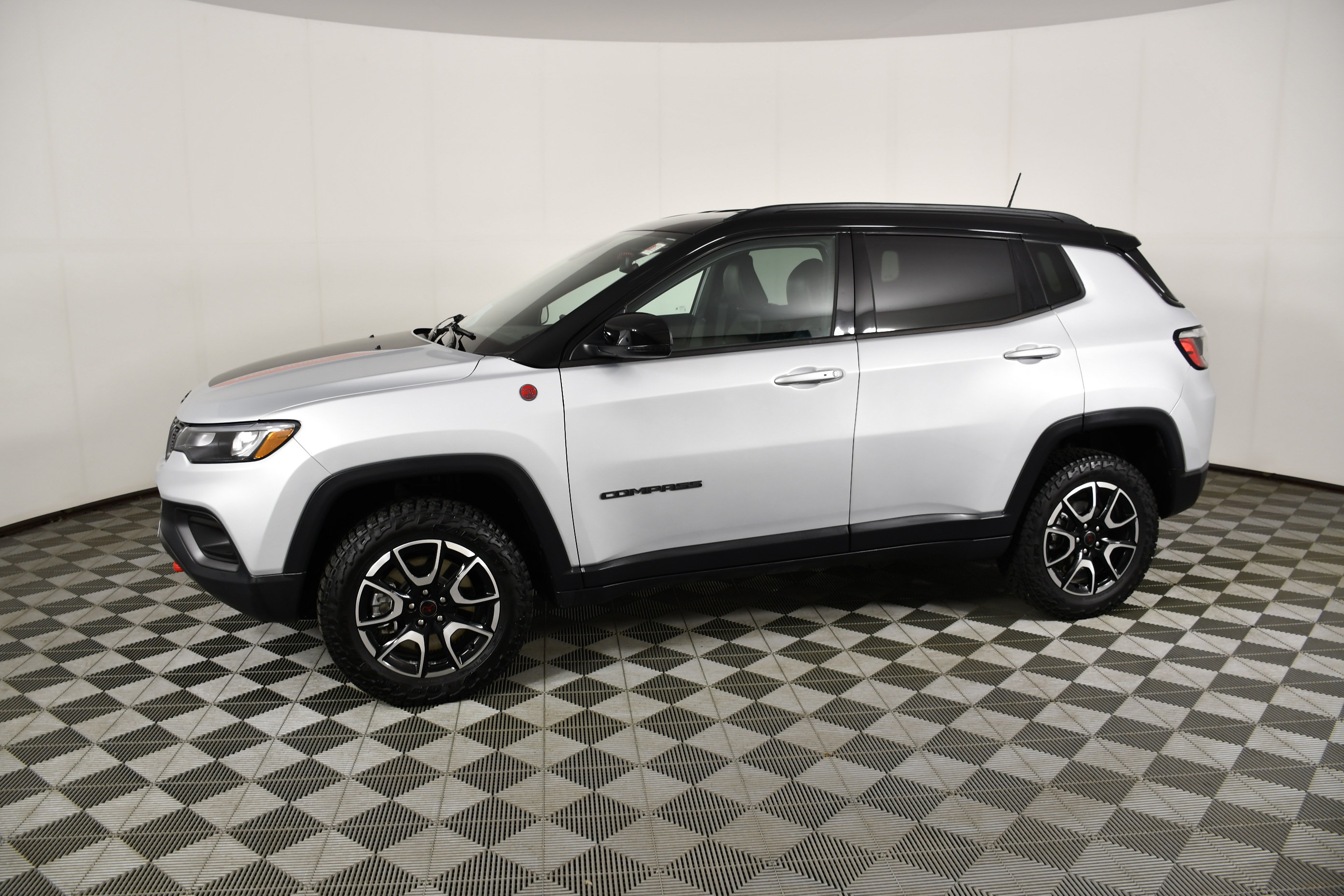 Used 2026 Jeep Compass Trailhawk AWD/4WD image 9