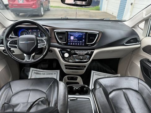 Used 2018 Chrysler Pacifica Touring-L Plus w/ Advanced Safetytec Group FWD image 11