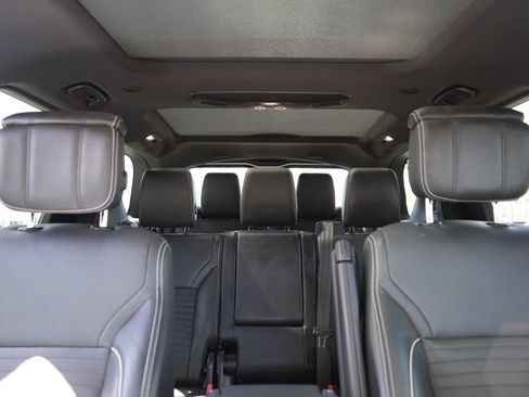 Used 2023 Land Rover Discovery HSE R-Dynamic AWD/4WD image 11