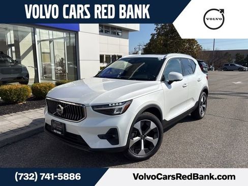 Used 2025 Volvo XC40 B5 Plus AWD/4WD image 1