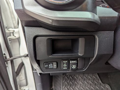 Used 2017 Toyota Tacoma TRD Sport w/ Tow Package (A/T) image 14