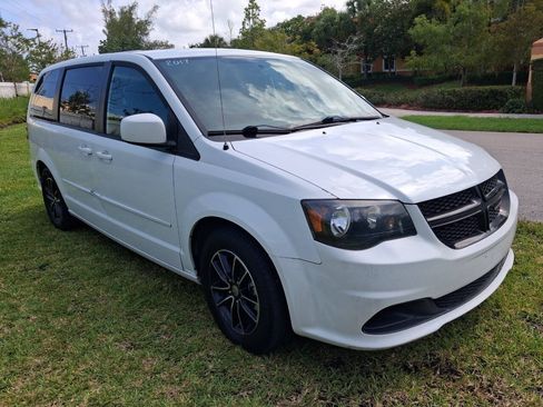 Used 2017 Dodge Grand Caravan SE FWD image 4