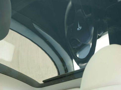 Used 2025 Tesla Model Y Long Range RWD image 29