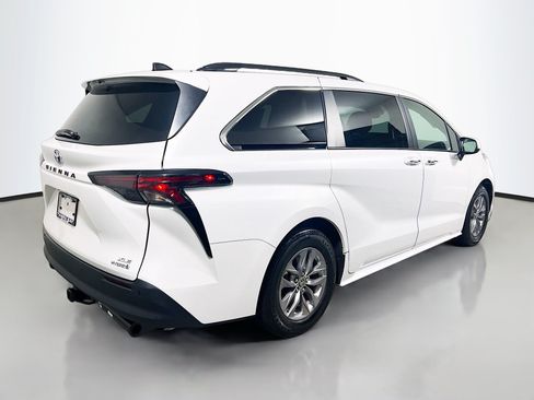 Used 2023 Toyota Sienna XLE FWD image 4