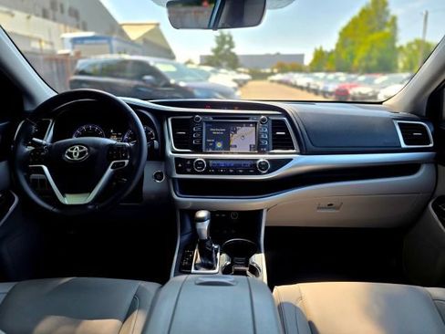 Used 2019 Toyota Highlander XLE AWD/4WD image 14