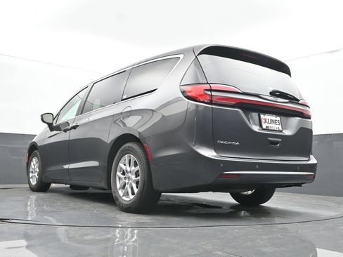 Used 2023 Chrysler Pacifica Touring-L FWD image 46