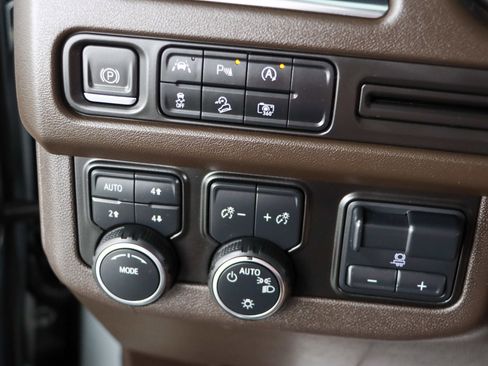 Used 2023 Chevrolet Suburban Z71 w/ Luxury Package image 23