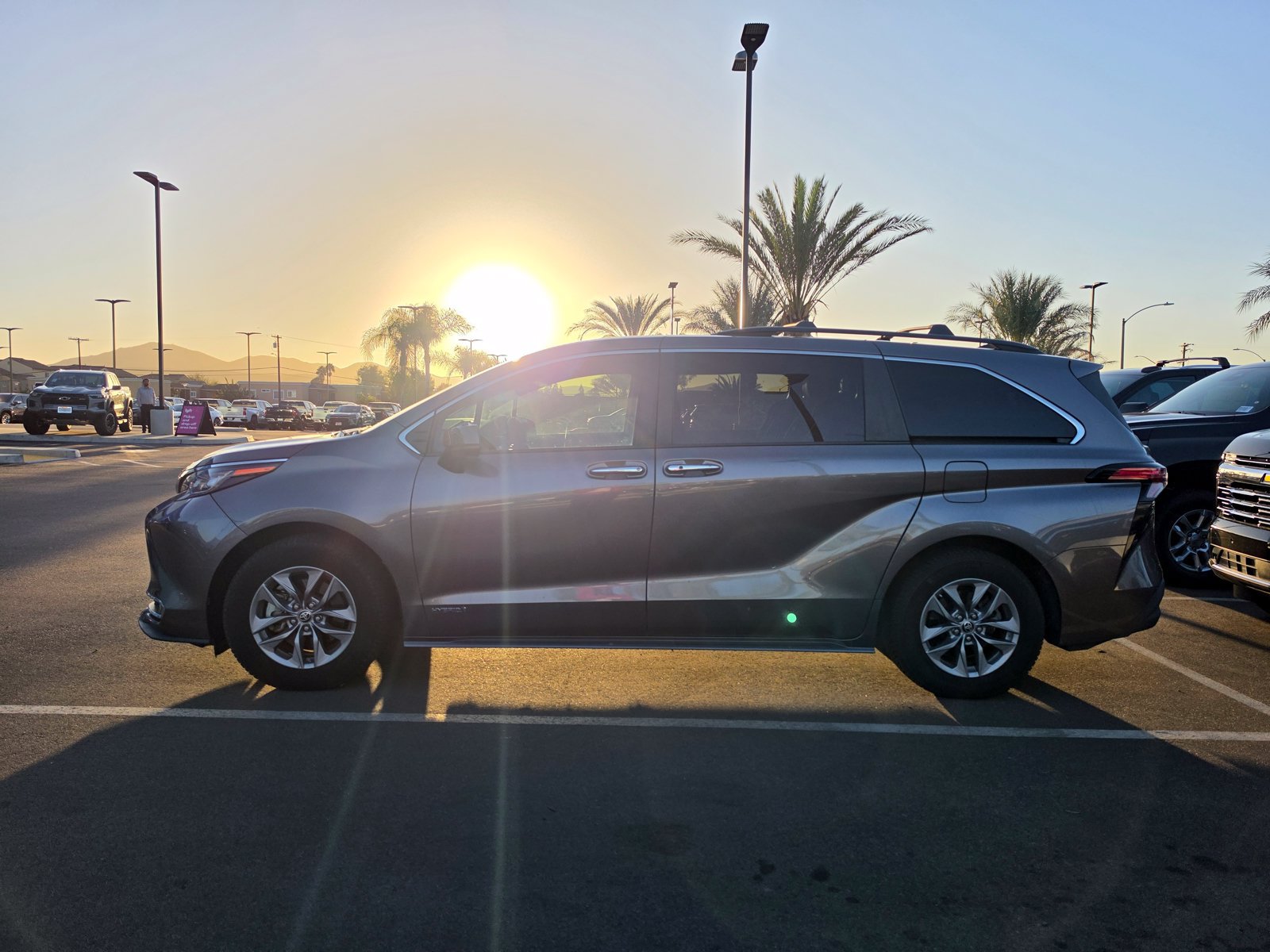 Used 2021 Toyota Sienna XLE w/ XLE Plus Package FWD image 2