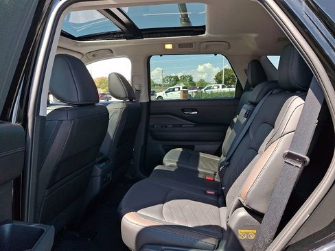Used 2025 Nissan Pathfinder Platinum w/ Cargo Package AWD/4WD image 10