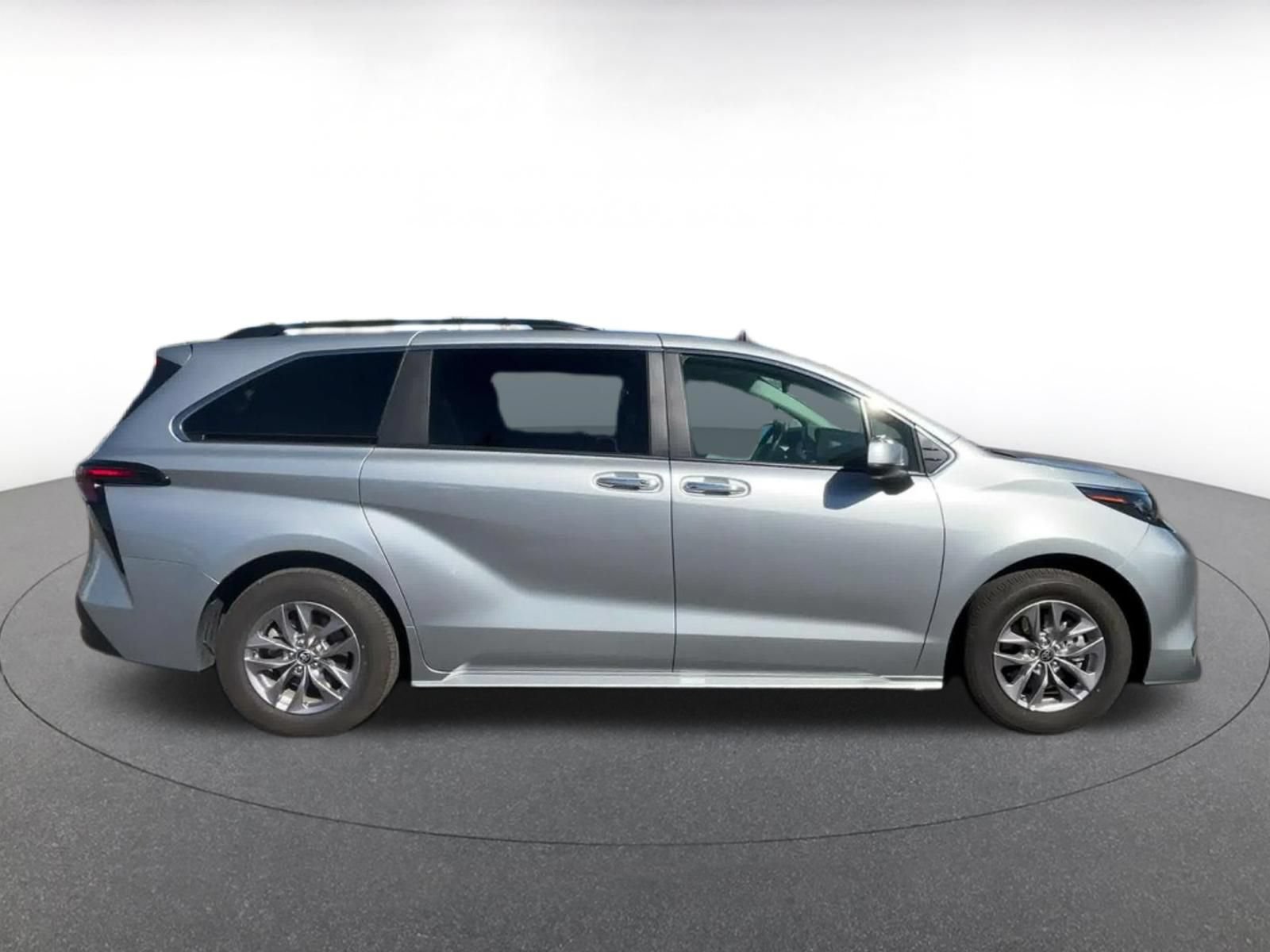 Used 2025 Toyota Sienna XLE FWD image 15