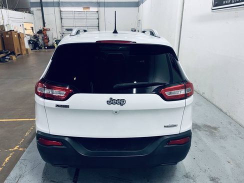 Used 2018 Jeep Cherokee Latitude Plus FWD image 7