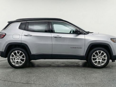 Used 2025 Jeep Compass Limited image 11